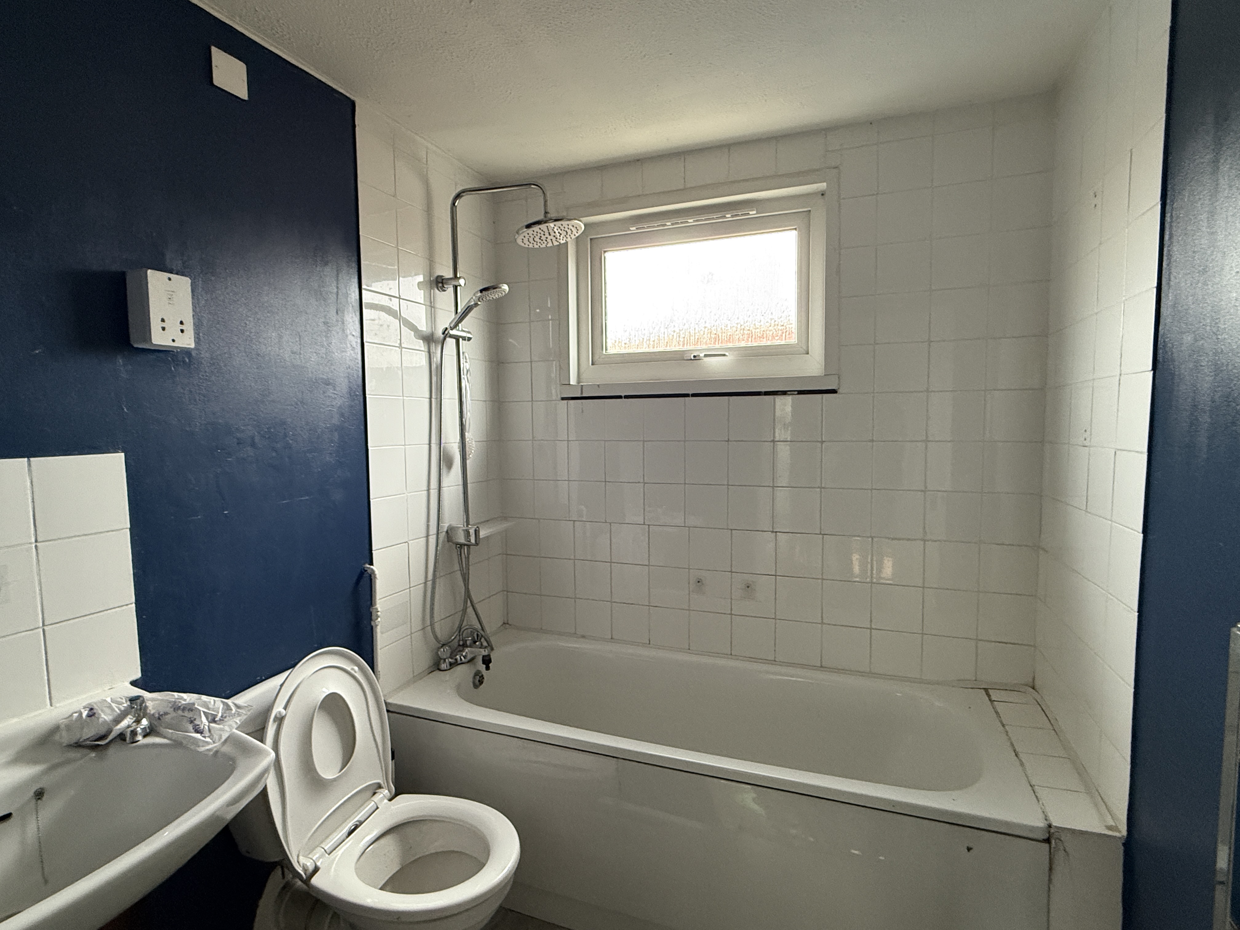 Lot: 65 - HOUSE IN NEED OF IMPROVEMENT - Bathroom in House in Need of Improvement